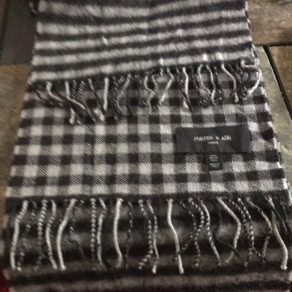 Porter & Ash 100% Marino wool Scarf - Picture 1 of 4